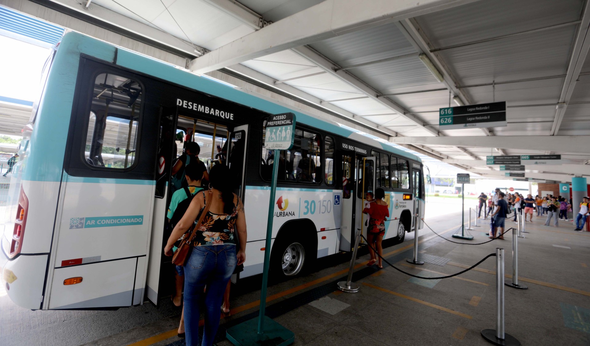 ônibus no terminal de Messejana